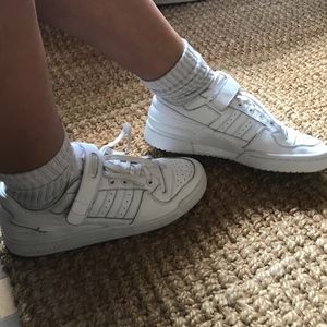 WHITE ADIDAS FORUM LOW SHOES